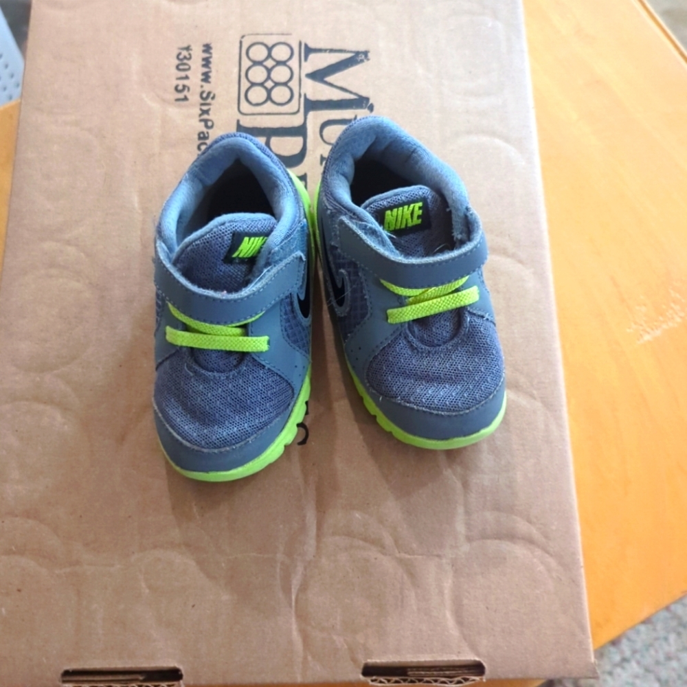 Nike infants shoes size 4